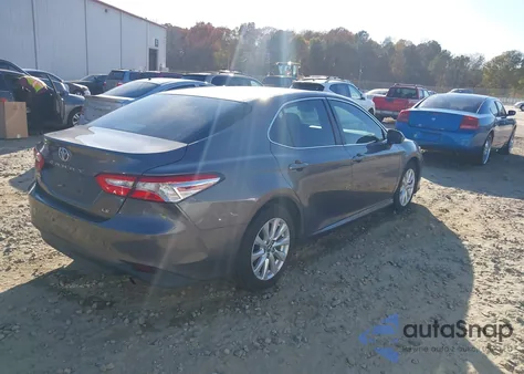 2018 Toyota Camry Le z USA, uszkodzony, nr VIN 4T1B11HK5JU016895